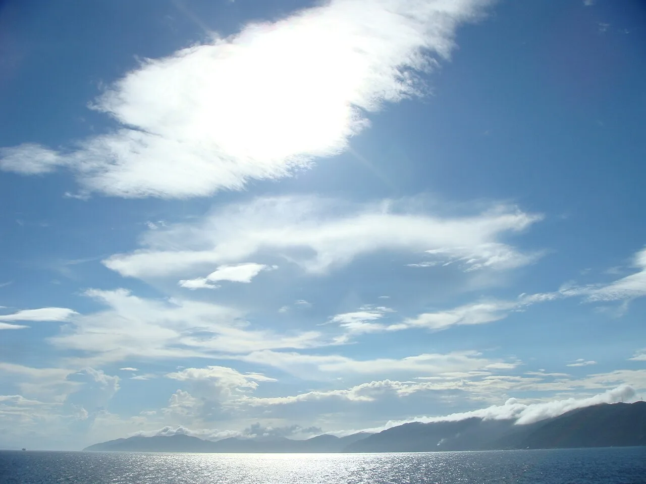 2008年に海上から撮影された佐田岬半島の細長い地形