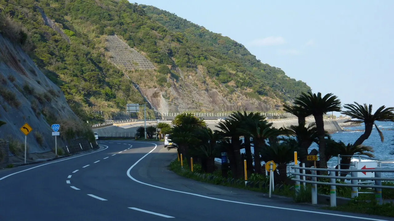 2010年に日南市立石で撮影された海沿いの国道220号