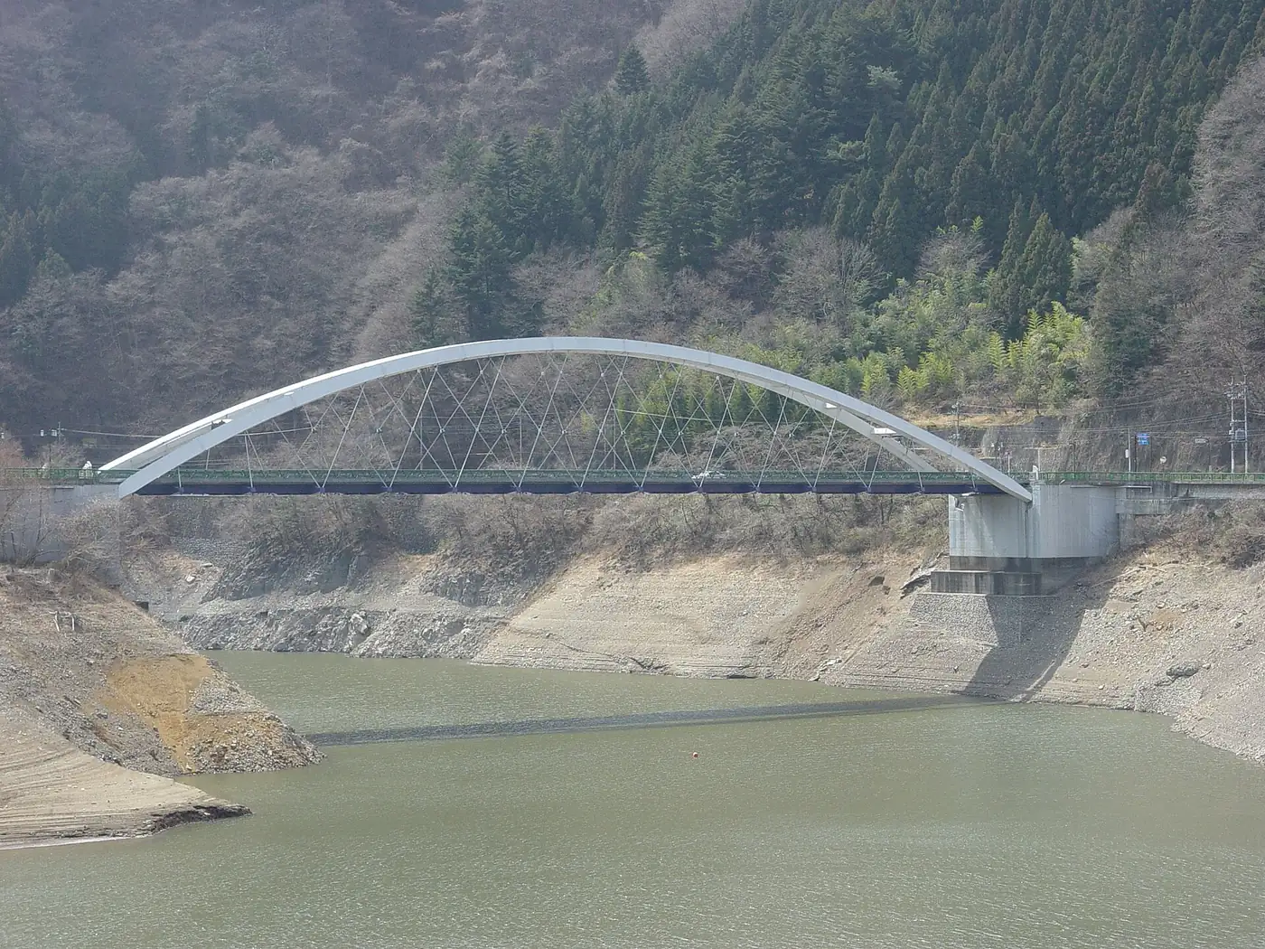 2006年撮影の奥多摩周遊道路の三頭橋と奥多摩湖