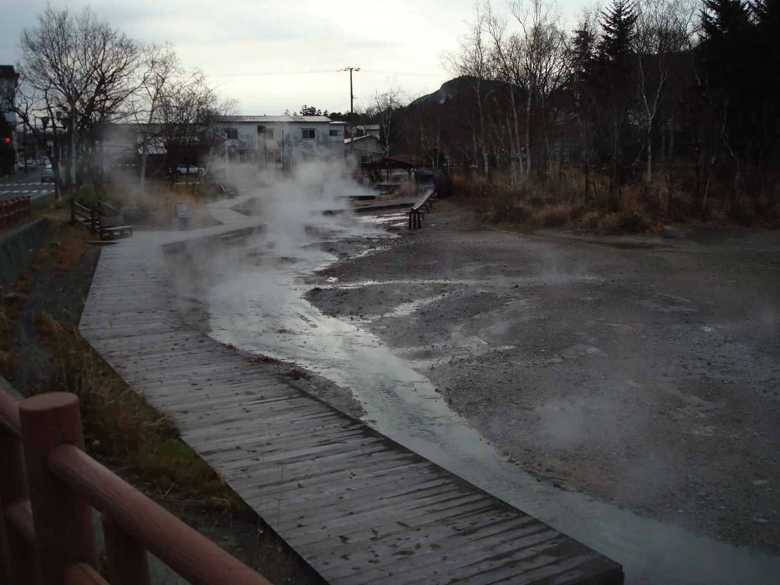 2007年に撮影された川湯温泉街を流れる温泉川の実写真