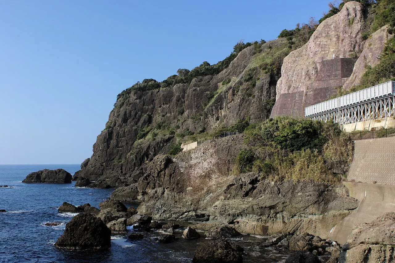 2013年に撮影された越前岬の断崖と海
