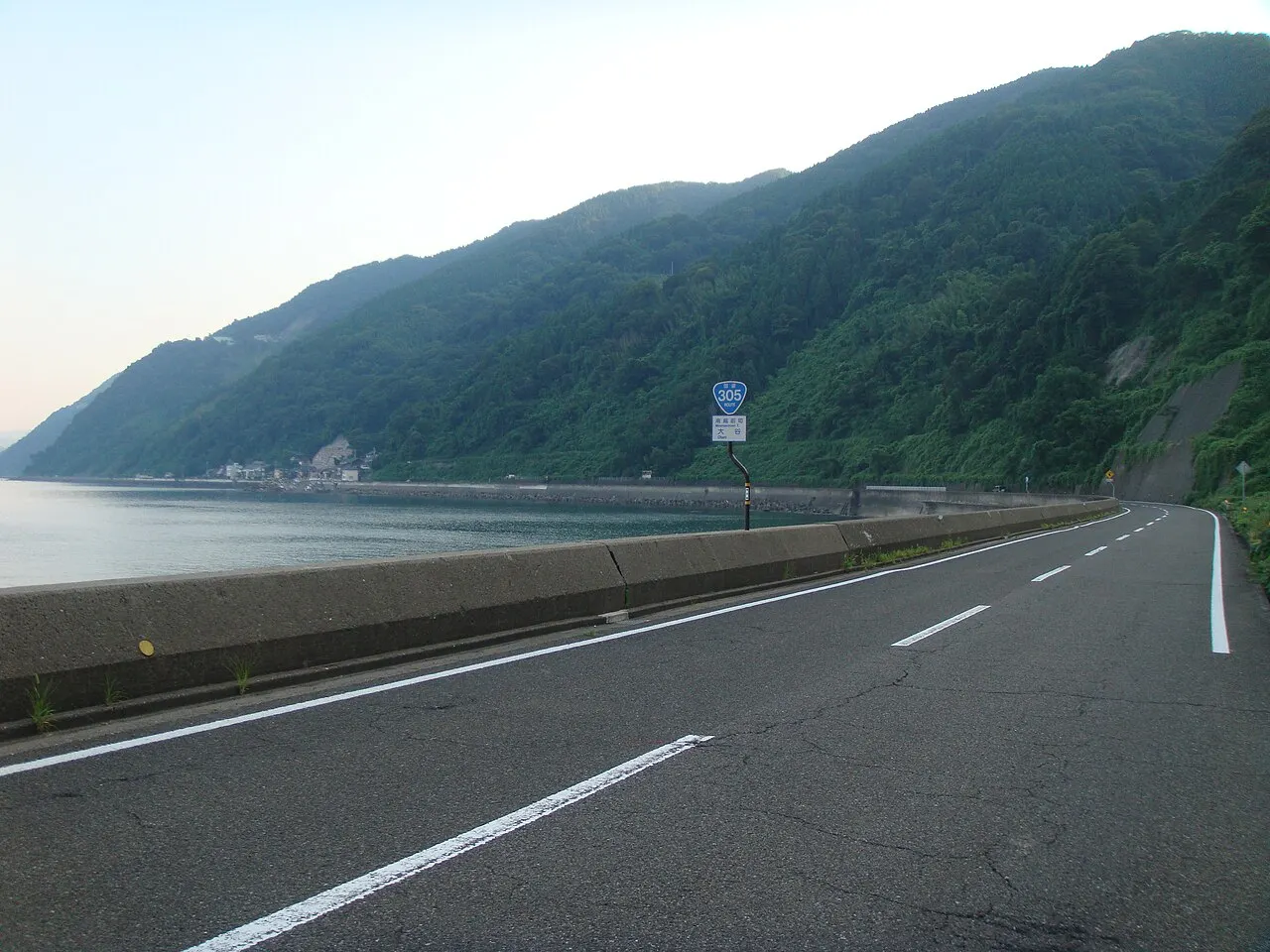 2011年に南越前町大谷で撮影された海沿いの国道305号と標識