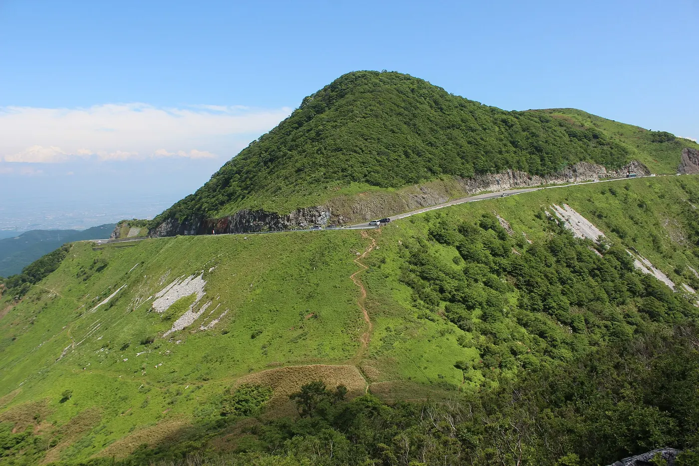 2013年6月に静馬ヶ原方面から撮影された伊吹山ドライブウェイの稜線道路
