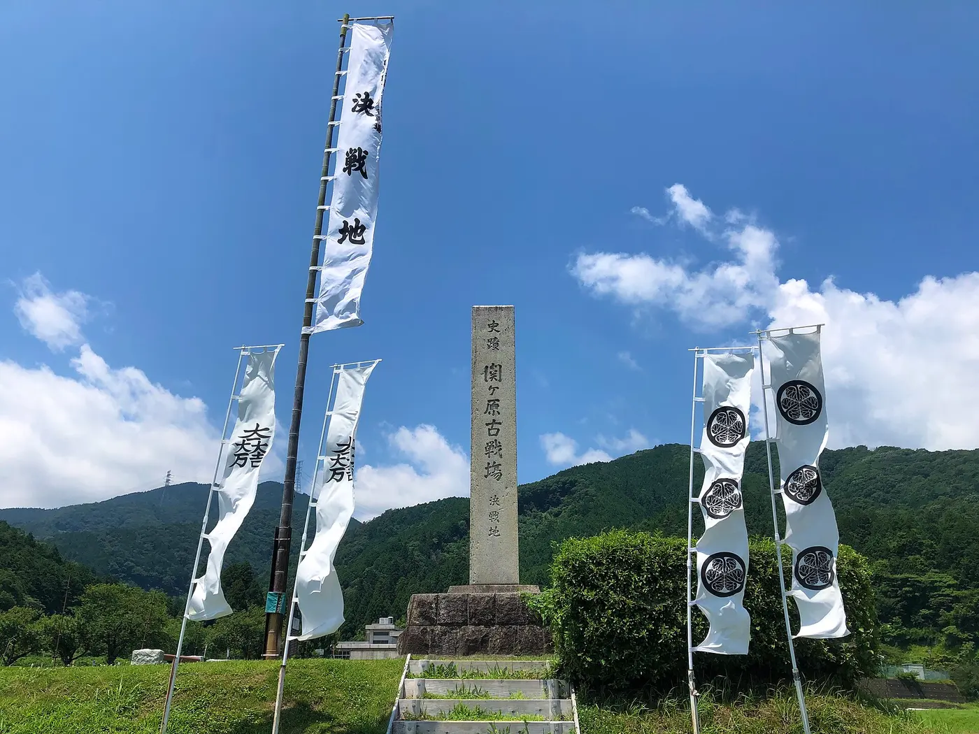2022年7月の関ケ原古戦場の決戦地碑と旗