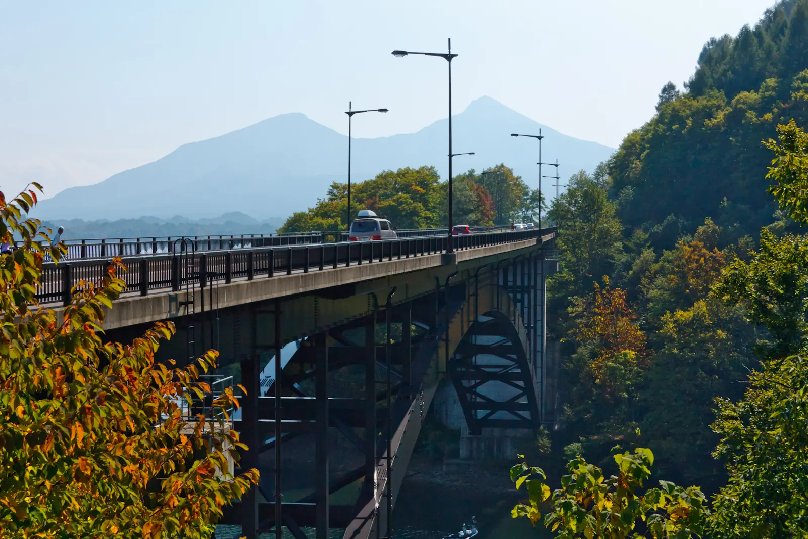 2011年に撮影された桧原大橋と奥に見える磐梯山