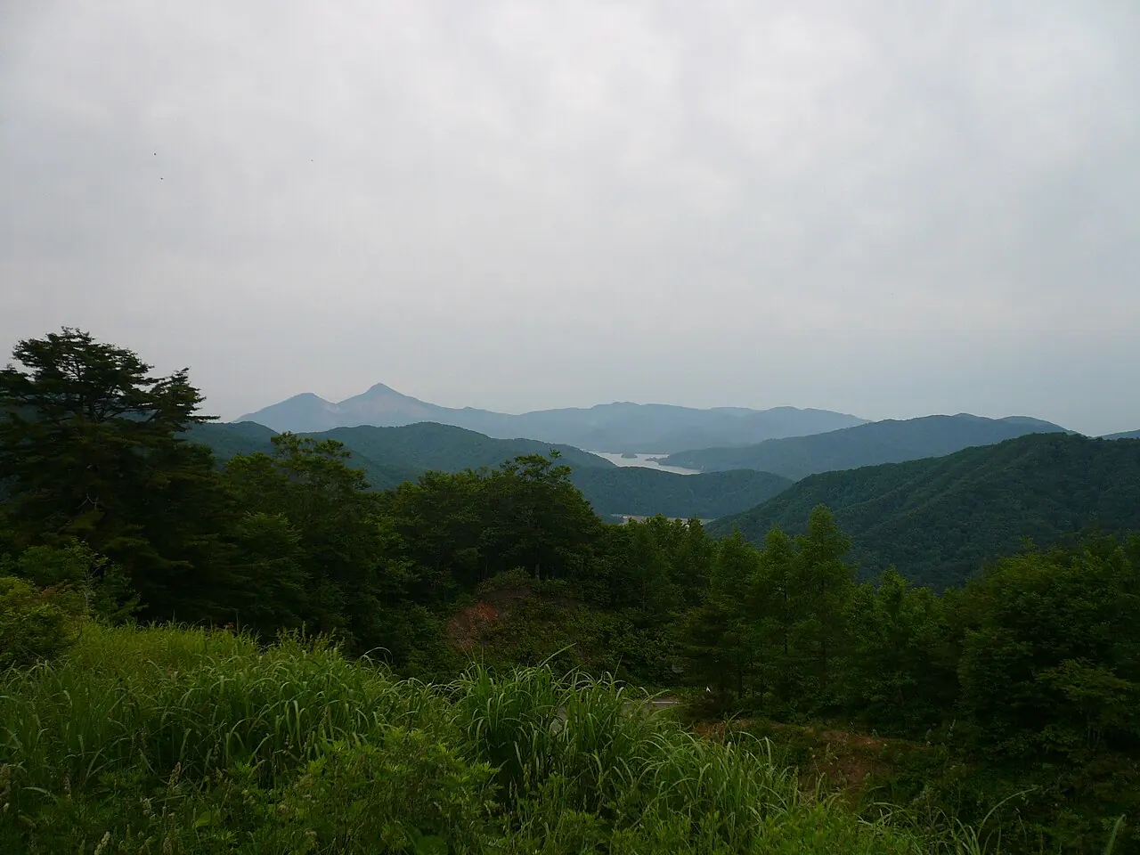白布峠から撮影された山並みと遠くの桧原湖