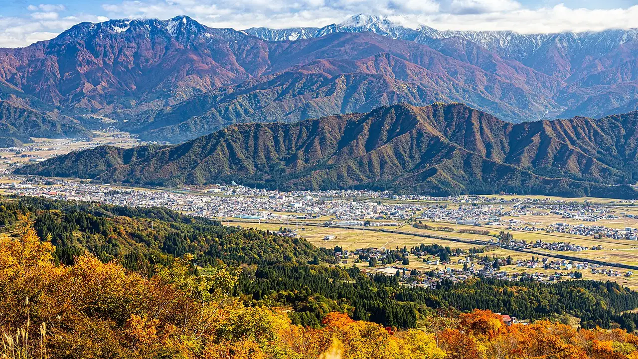 2020年10月に魚沼スカイライン沿いの展望地から撮影された魚沼盆地