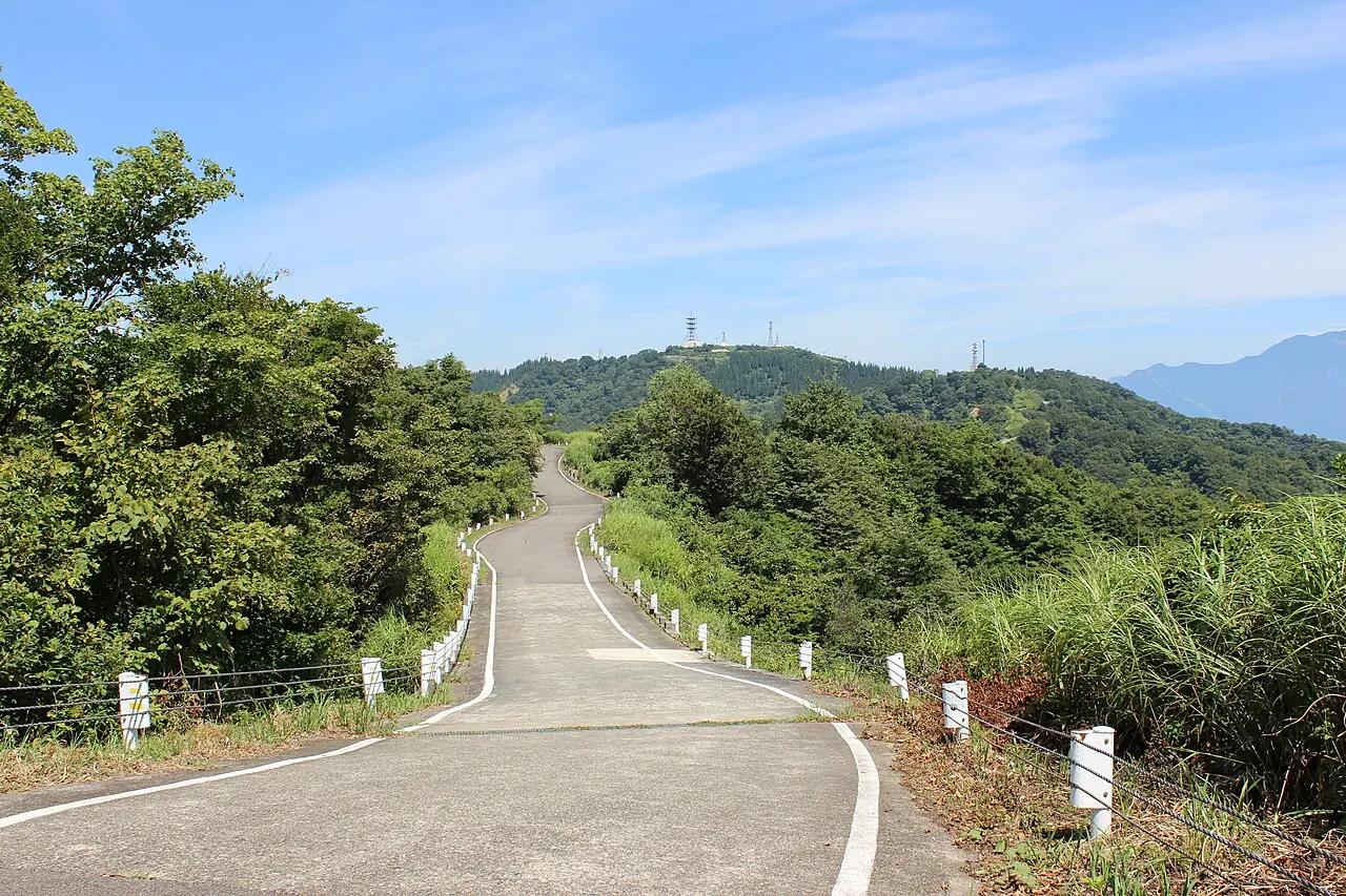 2018年に栃窪峠交差点付近で撮影された県道560号の尾根道