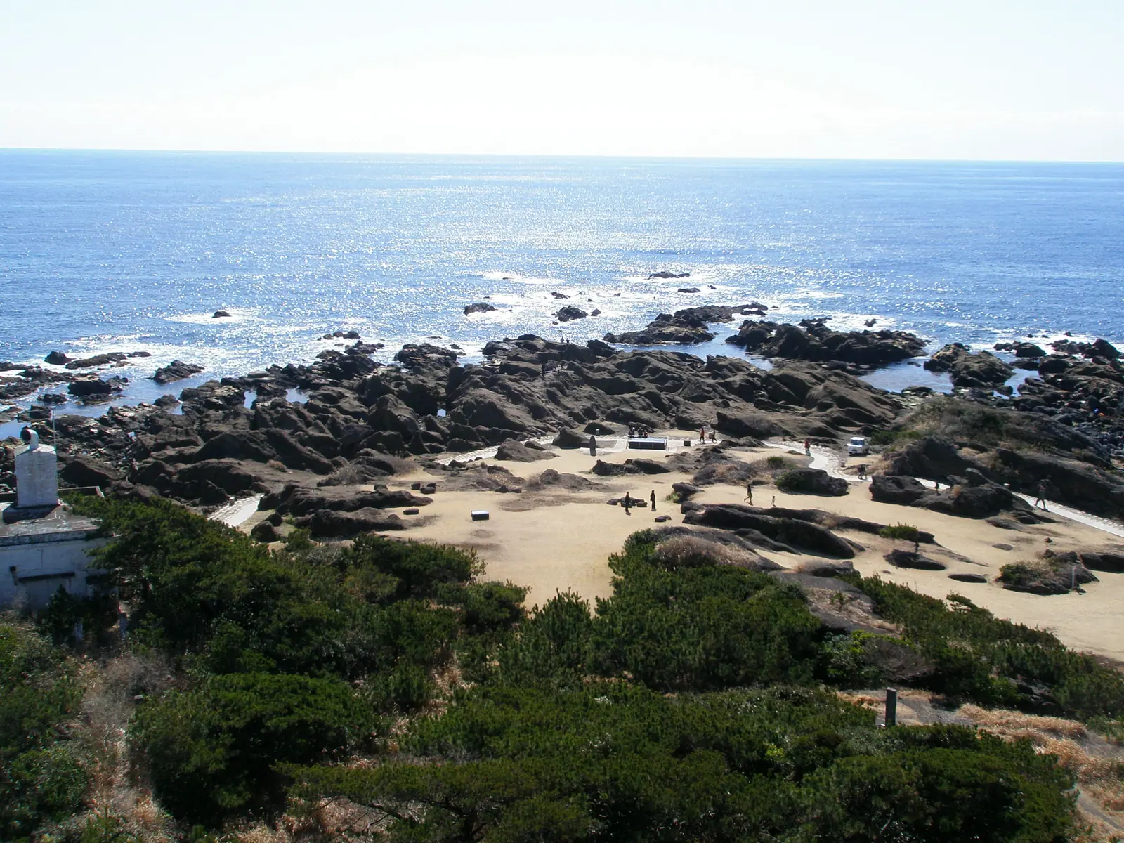 2011年に野島埼灯台から南へ向けて撮影された岩場と海