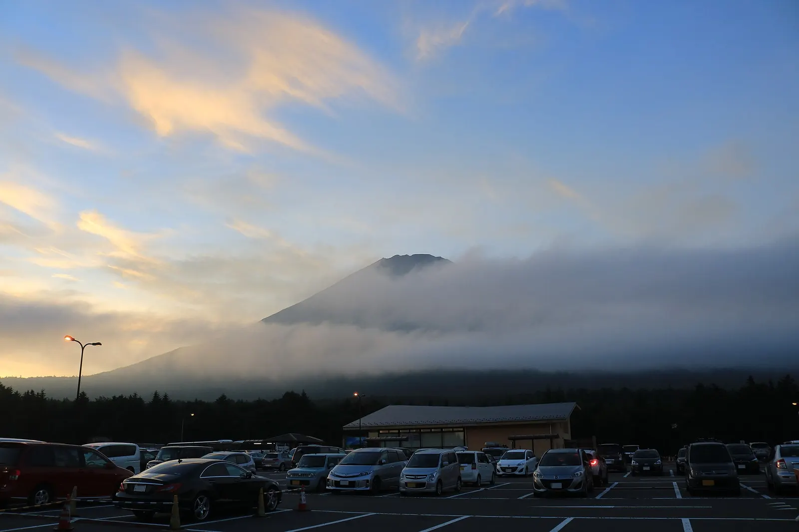 2017年に水ヶ塚公園から撮影された夕方の富士山と駐車場