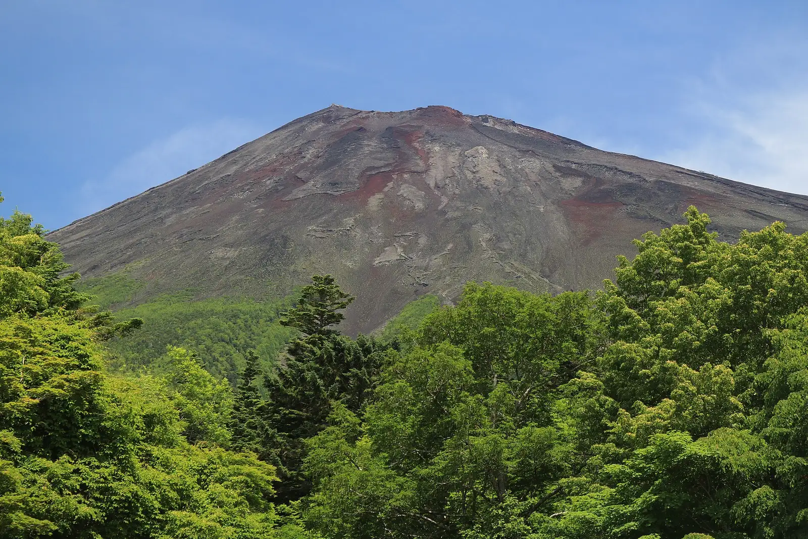 2018年に高鉢駐車場から撮影された富士山の山肌