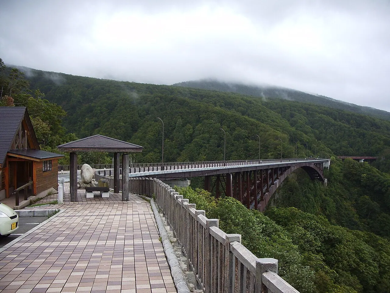 城ヶ倉大橋と渓谷の実写真