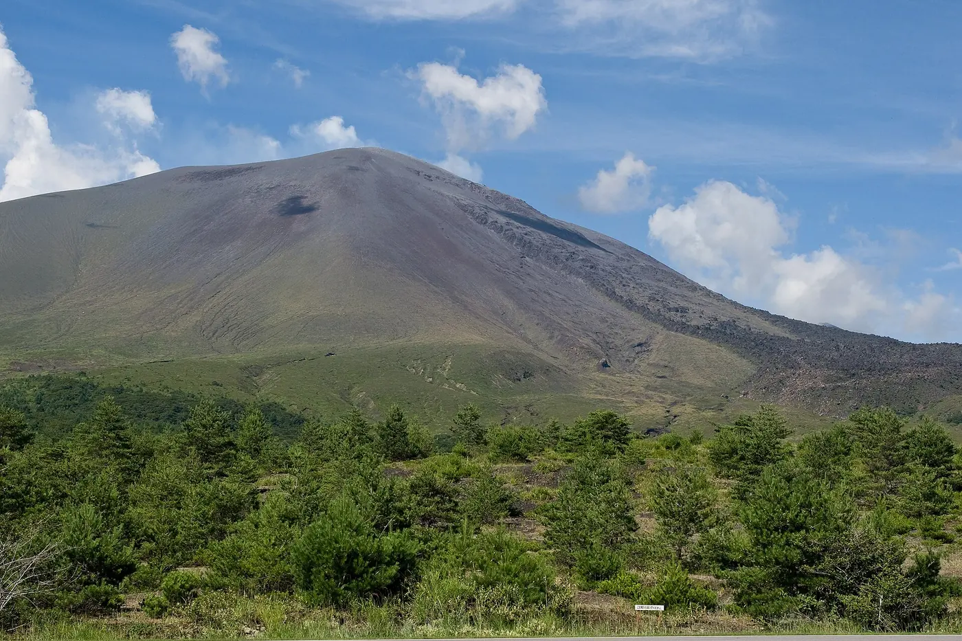 2011年に鬼押ハイウェー方面から撮影された浅間山の山容
