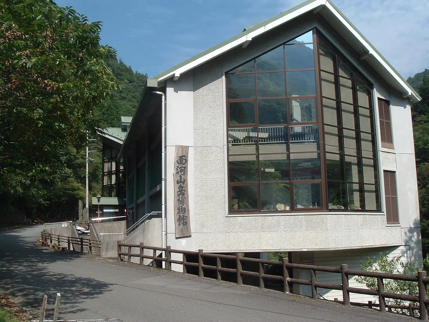 2010年6月に撮影された面河山岳博物館の外観