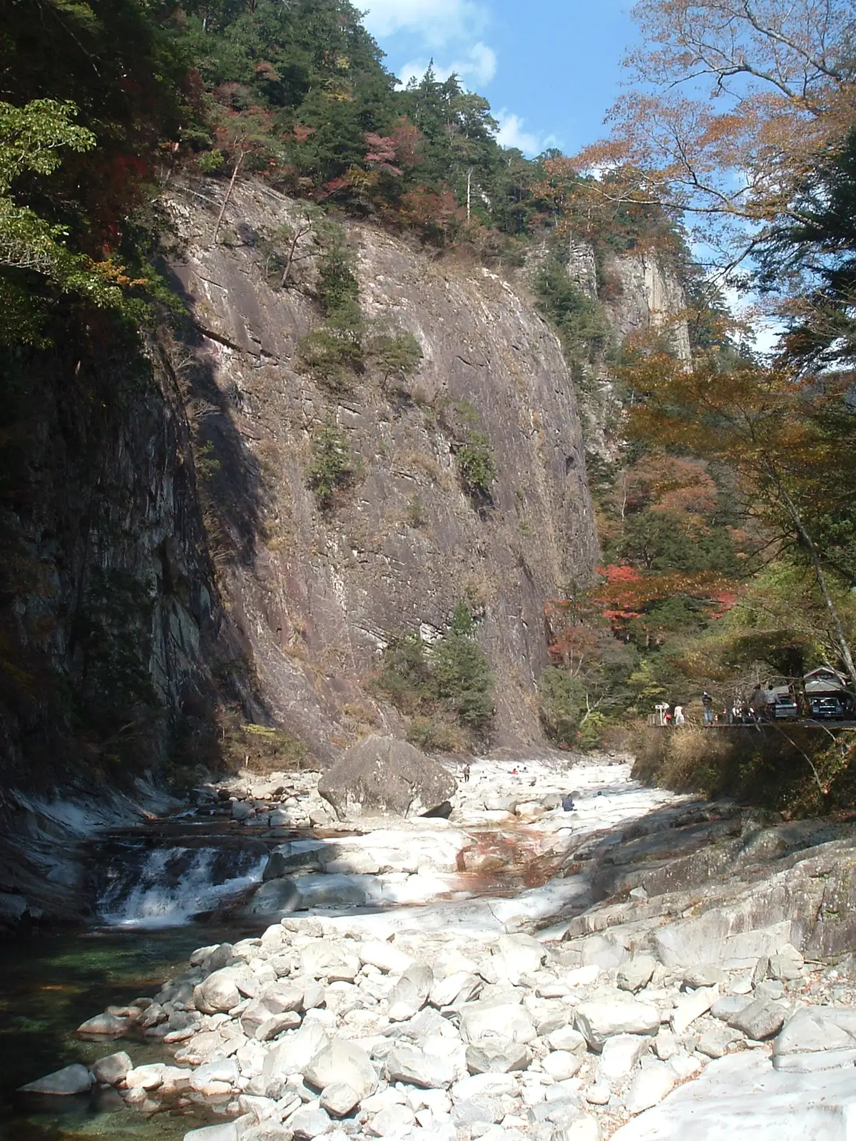 2009年10月の面河渓にある岩壁と清流
