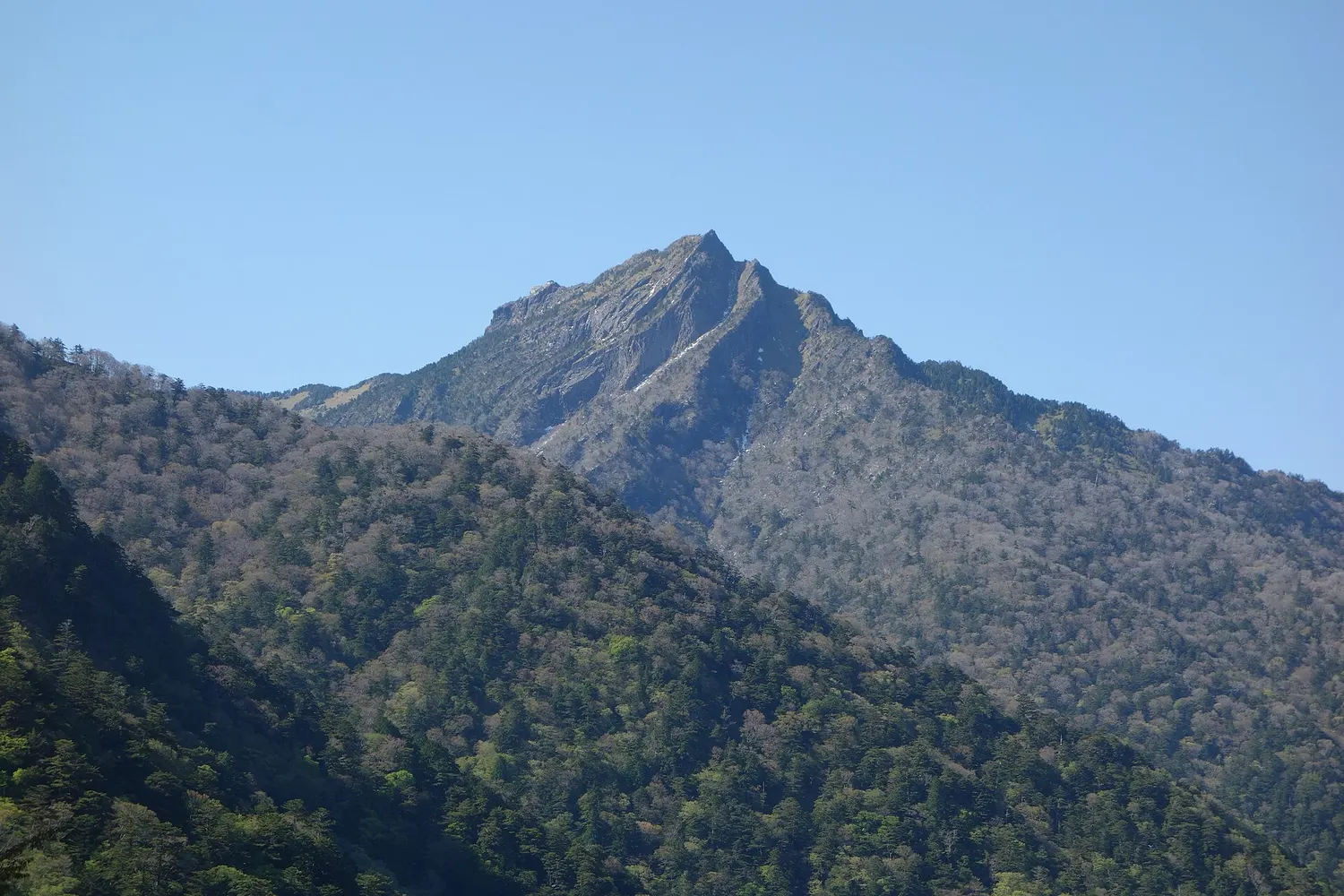 2021年5月に石鎚スカイラインから撮影された石鎚山