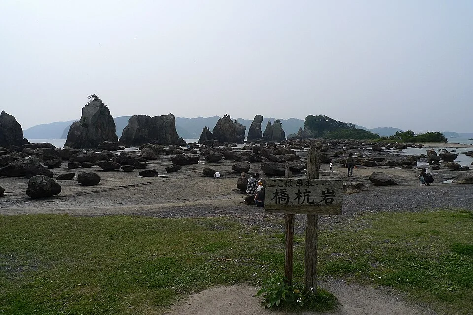 海へ向かって岩が列をなす串本の橋杭岩