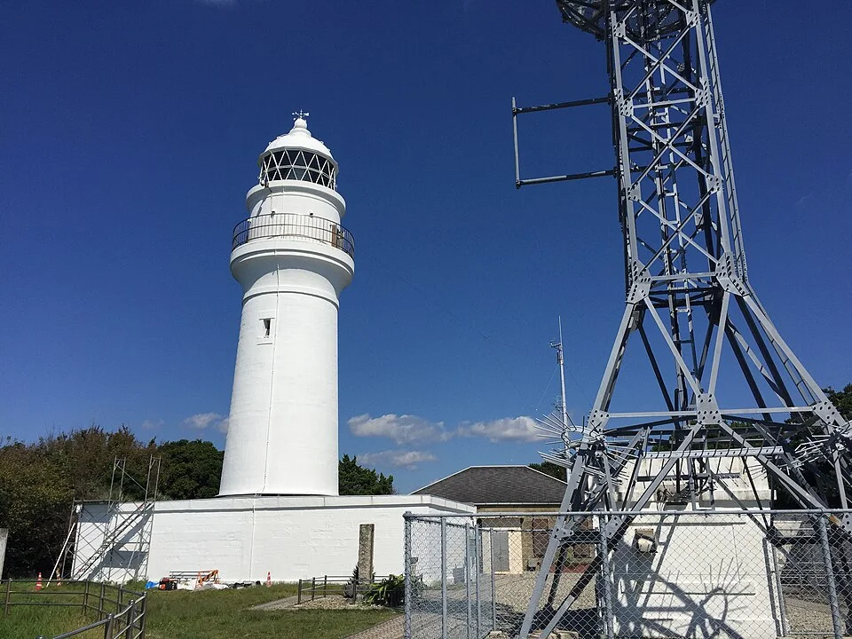 潮岬の緑に囲まれた白い灯台