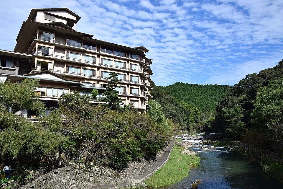 音信川に面して建つ大谷山荘の外観