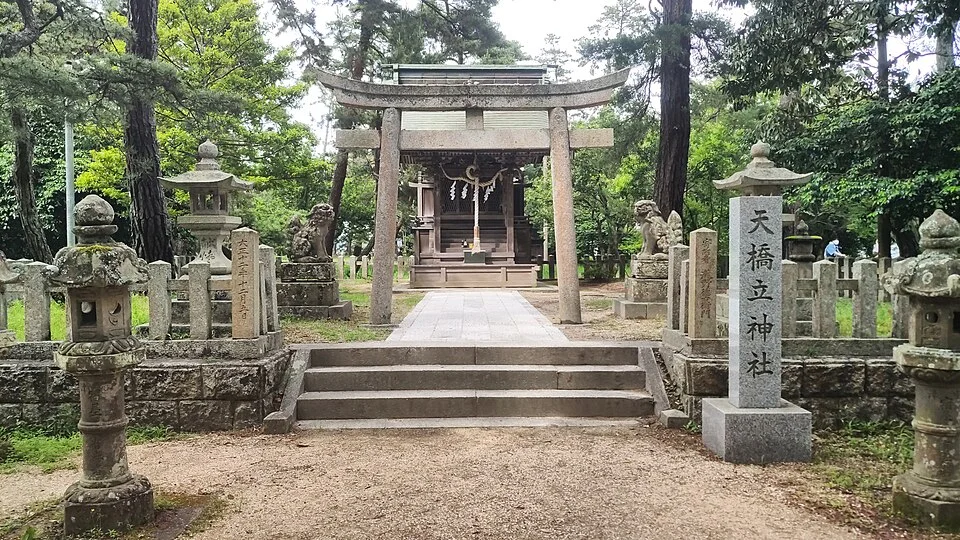 天橋立の松林の中に立つ天橋立神社