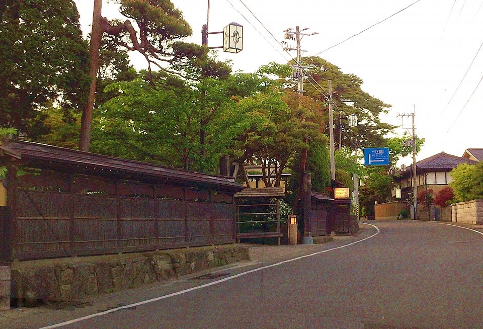 岩室温泉の旅館と温泉街の道路