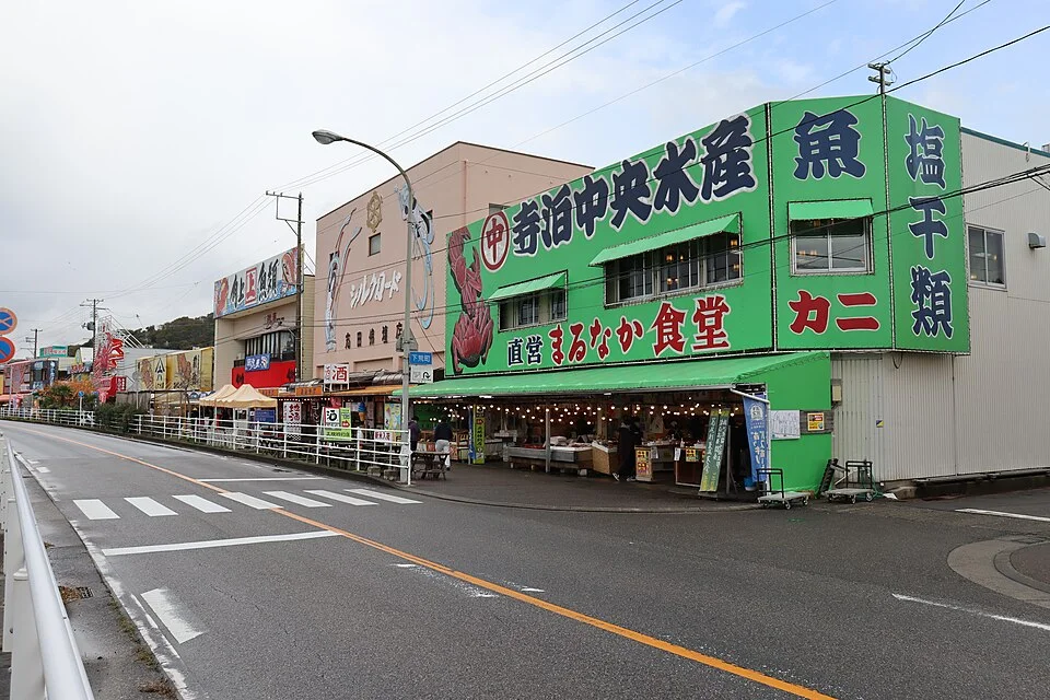寺泊の魚の市場通りに並ぶ店舗と買い物客