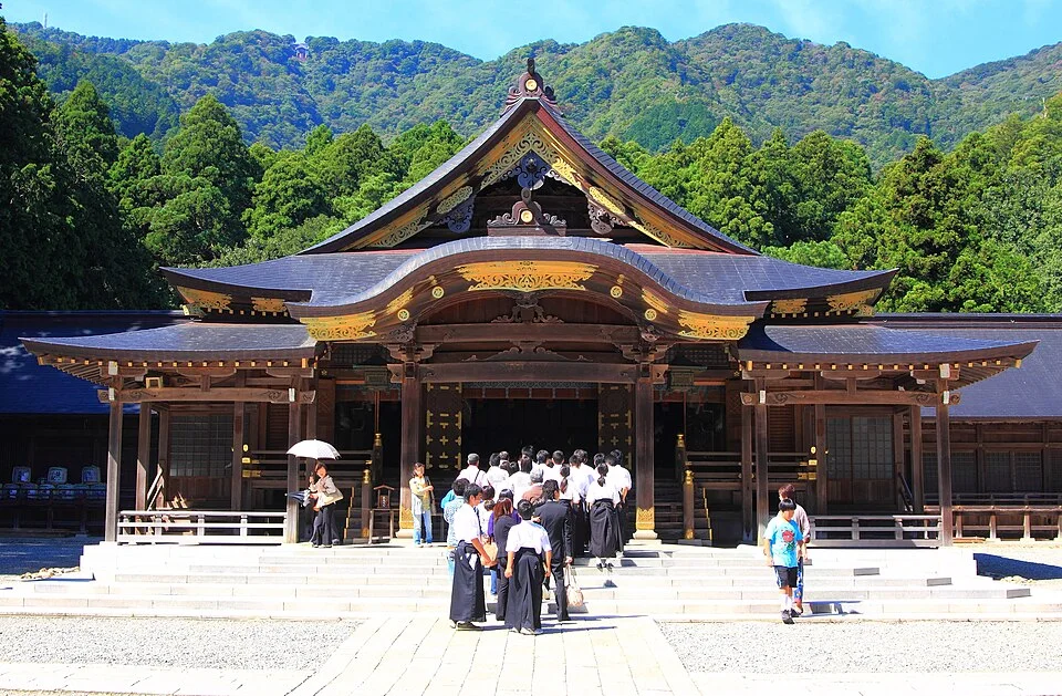 彌彦神社の拝殿と参拝する人々
