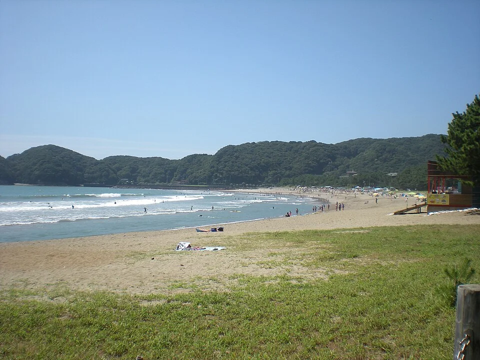 弧を描いて続く南伊豆の弓ヶ浜の砂浜