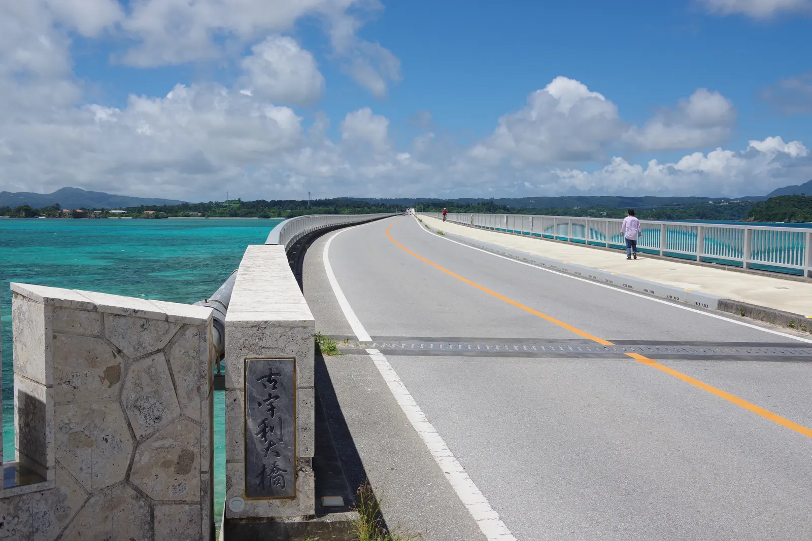 古宇利島へ続く古宇利大橋と海