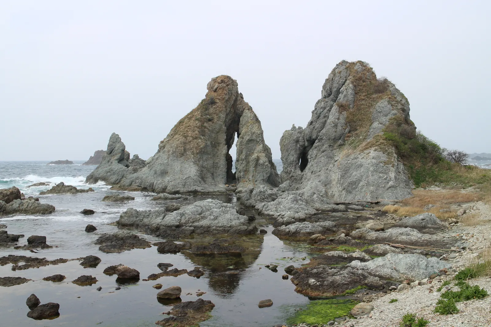 七浦海岸の夫婦岩と海