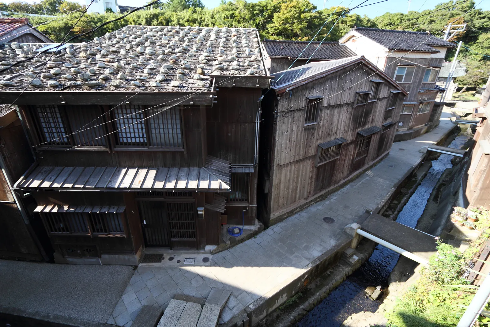 木造の家々が寄り添う宿根木の道