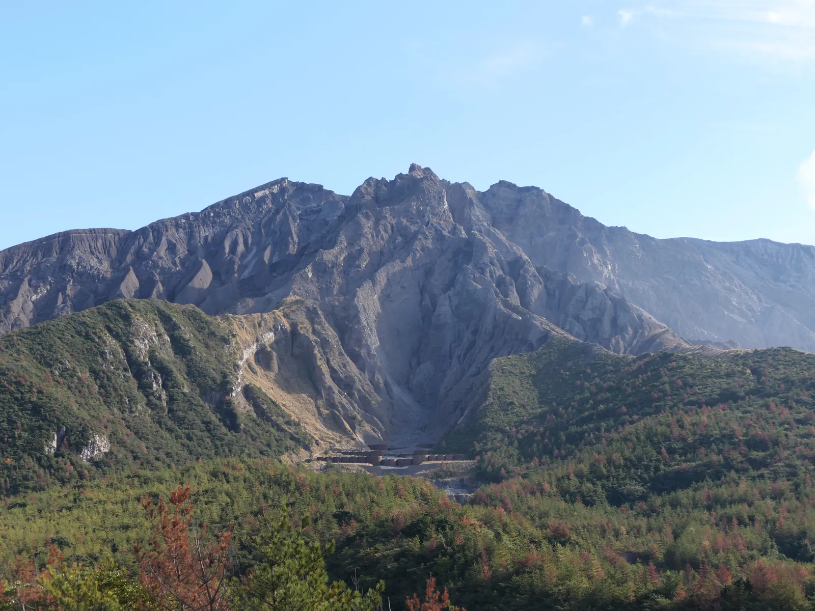 湯之平展望所から見上げる桜島の山肌
