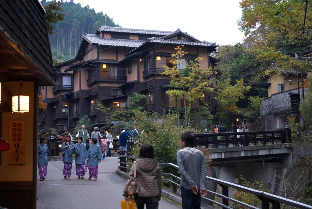 田の原川沿いに旅館が並ぶ黒川温泉街