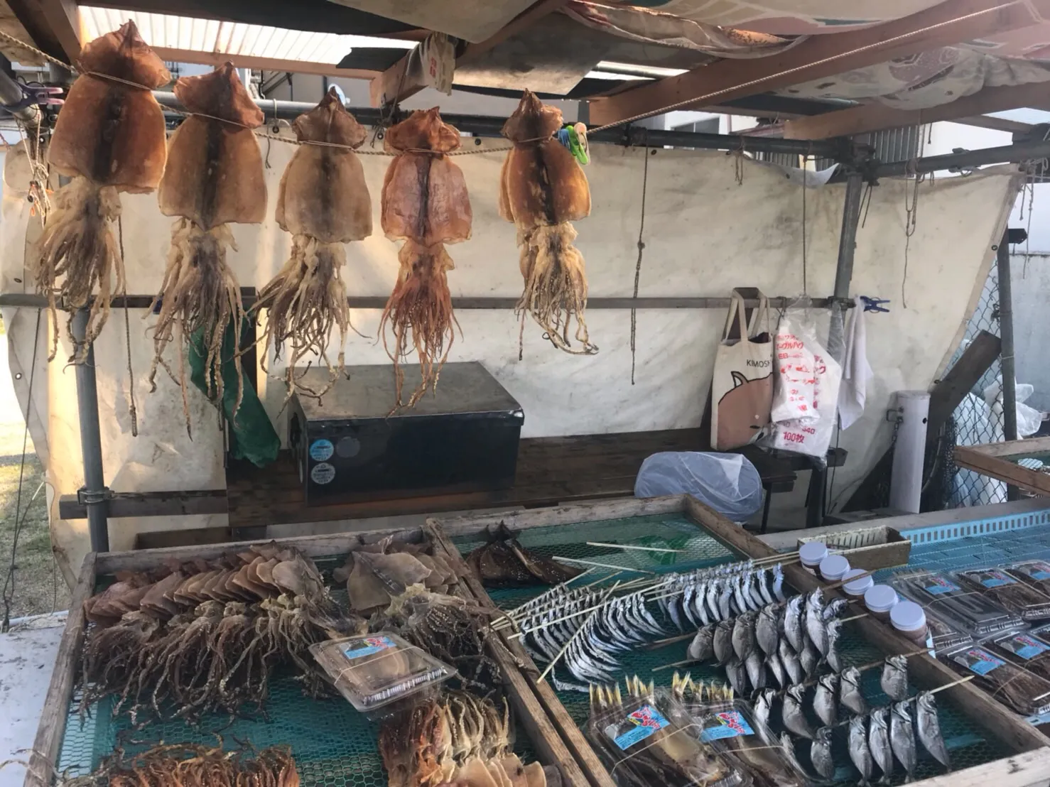 呼子朝市の店先に並ぶ魚の干物