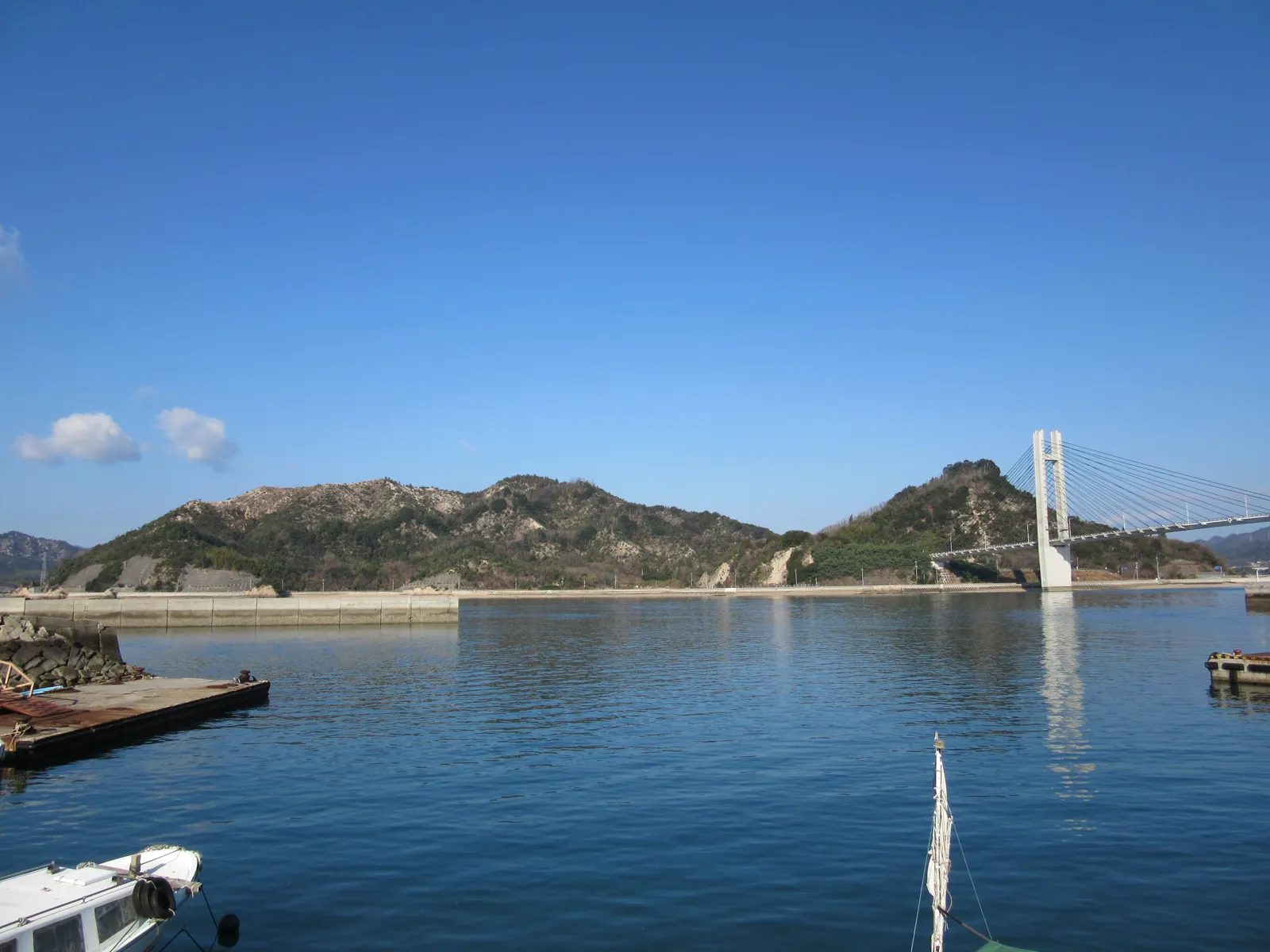 佐島港から望む生名島