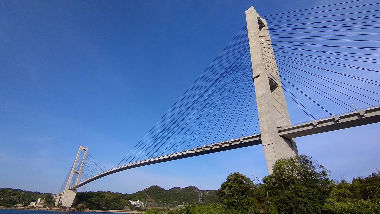 完成後の岩城橋を島内から見上げる
