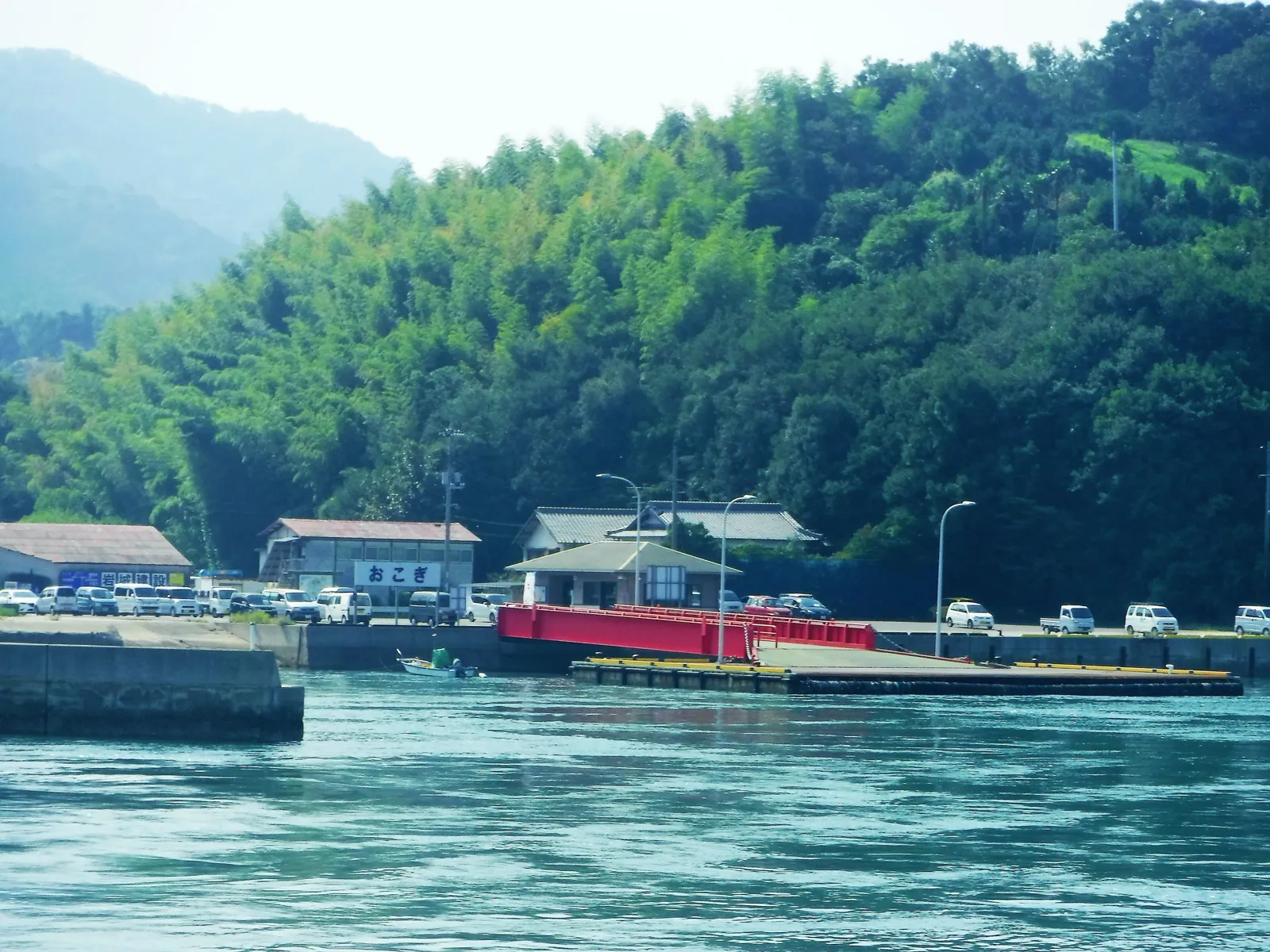 岩城島の小漕港に着いたフェリー