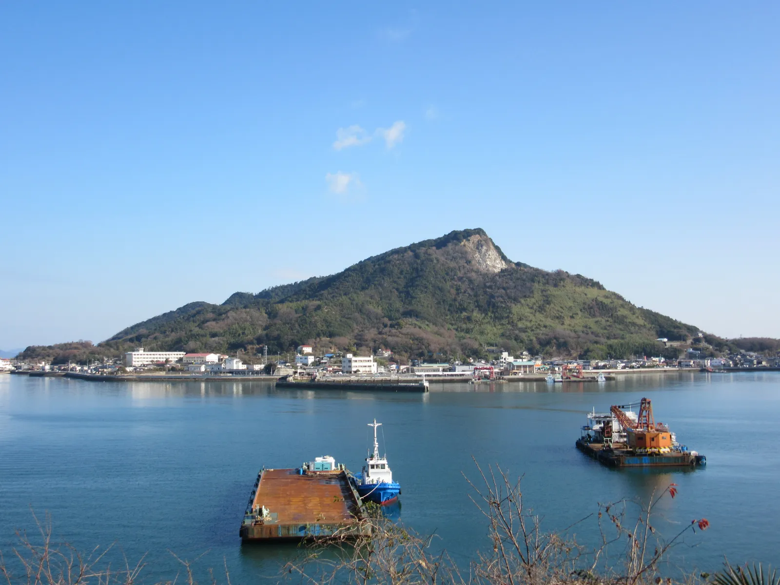 佐島から望む弓削島の町と海