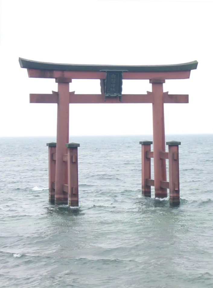 琵琶湖の水面に立つ白鬚神社の鳥居